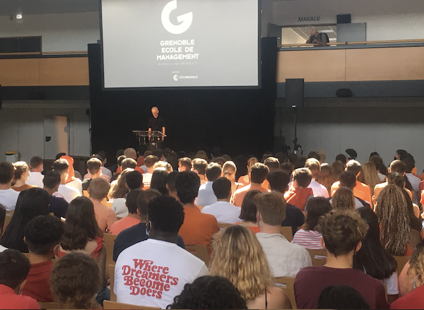 Les étudiants du programme Grande école de Grenoble Ecole de Management découvrent le défi de la rentrée. © reussirmavie.net Les étudiants du programme Grande école de Grenoble Ecole de Management découvrent le défi de la rentrée. © reussirmavie.net