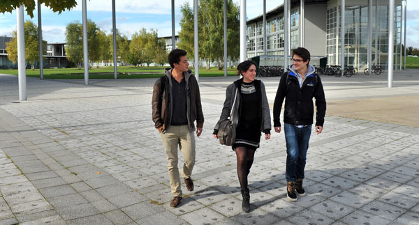 Etudiants sur le campus de l'Université technologique de Troyes (UTT). © Philippe Lemoine