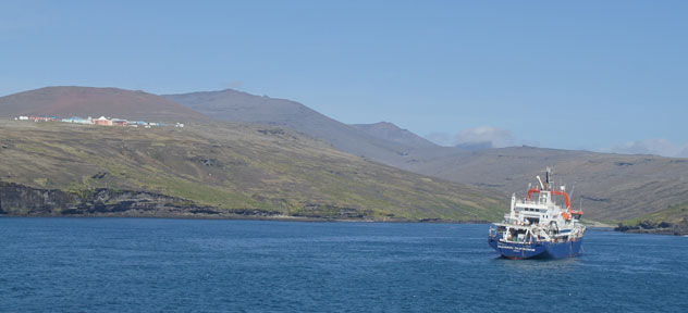 Le navire "Marion Dufresne" approche de l'île. Au loin la base scientifique Alfred Faure. Photo : B. Crenan