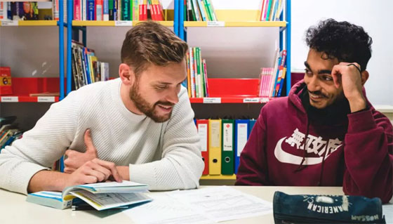 Un mentor avec le jeune qu'il accompagne via l'association Proxité © Proxité