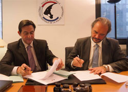 La signature du partenariat entre Jean-Marc Souvira, chef de l'OCRGDF, et Joël Courtois, directeur de l'EPITA.