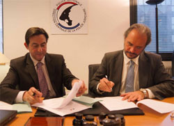 La signature du partenariat entre Jean-Marc Souvira, chef de l'OCRGDF, et Joël Courtois, directeur de l'EPITA. La signature du partenariat entre Jean-Marc Souvira, chef de l'OCRGDF, et Joël Courtois, directeur de l'EPITA.