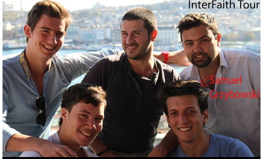 Josselin, Ilan, Victor, Ismaël et Samuel devant la Mosquée bleue à Istanbul lors de leur tour du monde, le projet InterFaith Tour. Crédit photo : www.interfaithtour.com/