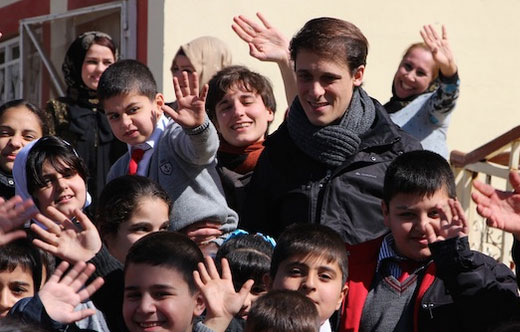 Grégory Turpin avec des enfants de Kirkouk. Photo : Fraternité Irak
