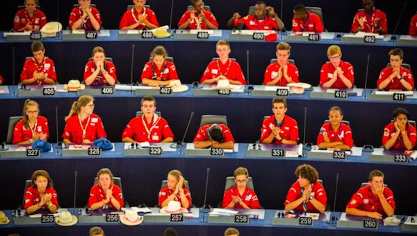 Les scouts présentent leur résolution au Parlement européen © Claude Truong-Ngoc