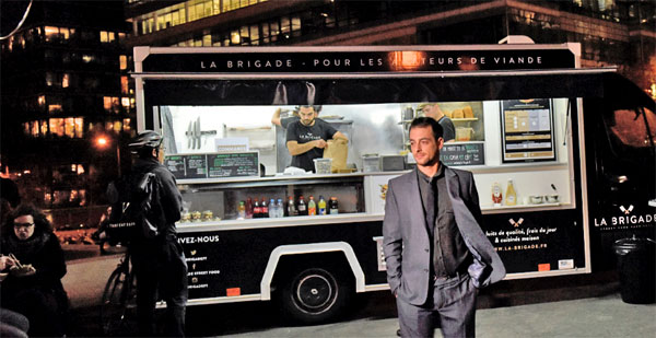 Adrien Denis, fondateur de Cervi, devant le food truck "La Brigade".