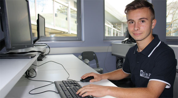 Arthur Boron dans les locaux de l'ESIEA, l'école d'ingénieurs qu'il a intégrée à 16 ans.