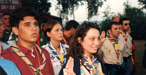 Scouts et guides lors du rassemblement scout mondial de 1996. Photo : Jörg Bürgis / Wikimédia