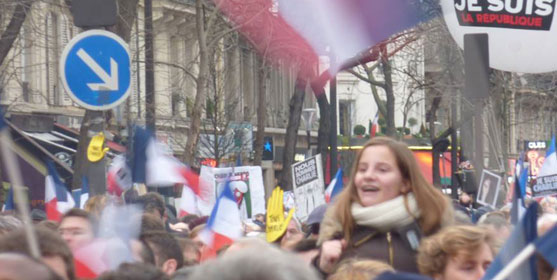 Jeunes dans la rue lors de la manifestation parisienne du 11 janvier 2015. Photo : reussirmavie.net