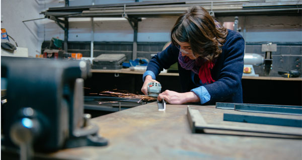 Dans l'atelier métal d'Ici Montreuil. Crédit : Julien Dominguez.