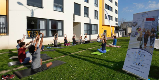 Cours de fitness devant une résidence étudiante Résid'Etud.