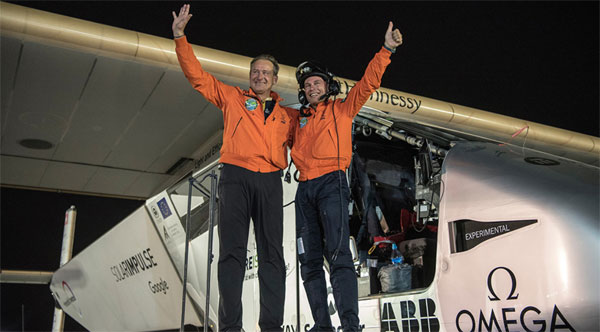 Les deux pilotes Bertrand Piccard et André Borschberg à l'arrivée de leur tour du monde.