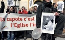 Pape et sida : l'archevêque de Lyon rencontre des manifestants homosexuels