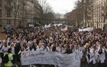 Les étudiants en ostéopathie manifestent pour que leur formation soit mieux encadrée