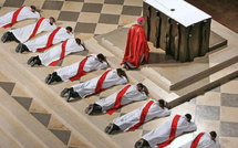 Une centaine de jeunes hommes ordonnés prêtres par l'Eglise catholique