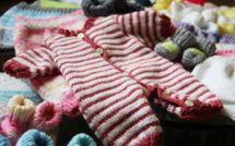 Des étudiantes en textile tricotent pour des prématurés