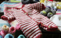 Des étudiantes en textile tricotent pour des prématurés Des étudiantes en textile tricotent pour des prématurés